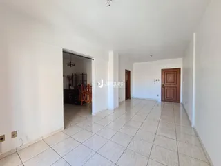 Corredor com piso de cerâmica claro que leva a um cômodo.