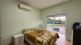 Quarto com cama e janela de vidro.