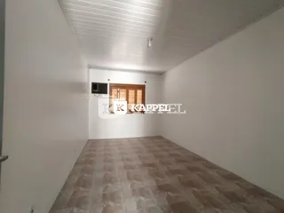 Hall de entrada com paredes brancas e piso de cerâmica.