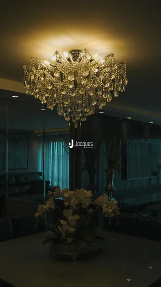 Sala de estar com um grande lustre de cristal.