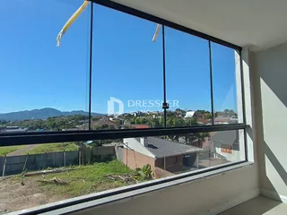 Vista da paisagem e casas de Lajeado, Brasil através de uma janela.