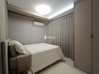 Quarto com cama e janela em um imóvel.