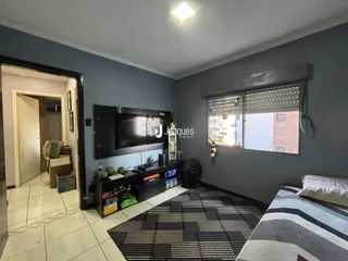 Sala de estar com parede cinza e piso claro