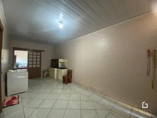 Ambiente interno de uma sala com piso de cerâmica e teto de painel.