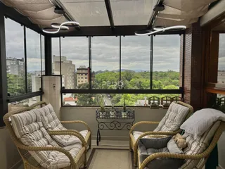 Sala com vista para a paisagem externa através de grandes janelas.