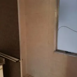 Foto de uma parede interna com uma janela visível em um imóvel em Lajeado.