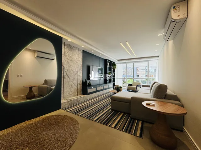 Sala de estar moderna com decoração contemporânea e grande janela.