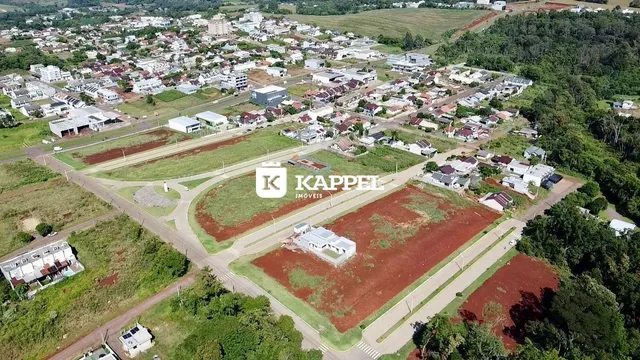 Vista aérea de um terreno em Lajeado, Brasil, mostrando áreas de terra e infraestrutura.