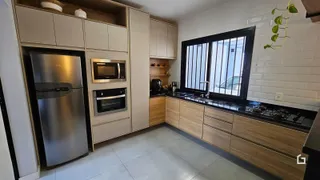 Foto de uma cozinha moderna com armários e eletrodomésticos em Lajeado.