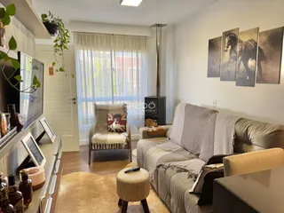 Sala de estar com sofá e janela em um imóvel no Brasil.