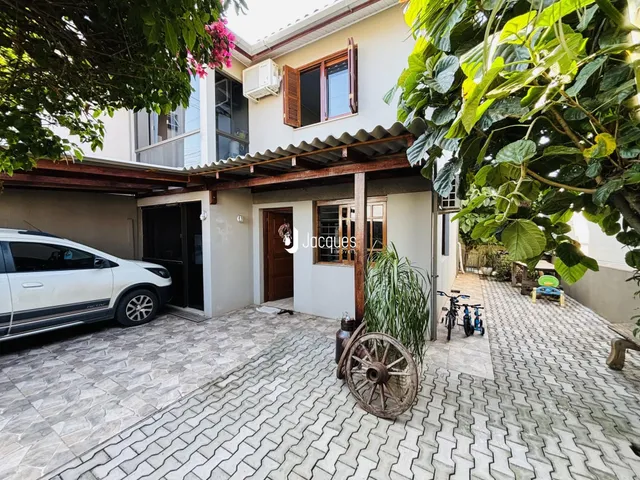 Fachada de uma casa em Lajeado, Brasil, com área externa pavimentada.