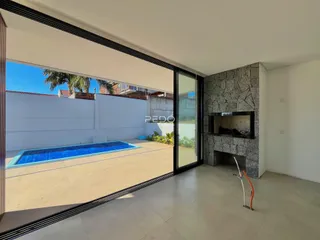 A sala de estar tem vista para uma piscina no quintal.