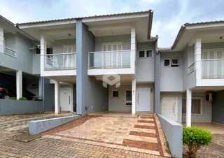 Fachada de um imóvel residencial em Lajeado, Brasil, com área externa pavimentada.