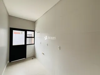 Hall da propriedade em Lajeado com paredes brancas e piso claro.