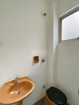 Foto de um lavatório em um ambiente interno.