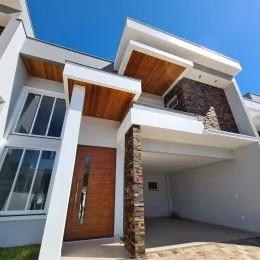 Fachada de uma residência moderna com detalhes em madeira em Lajeado, Brasil.