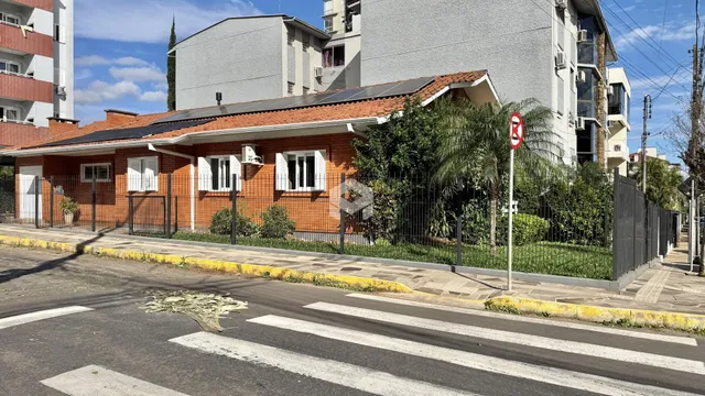 A fachada de uma casa em Lajeado, Brasil, com muro e cerca.