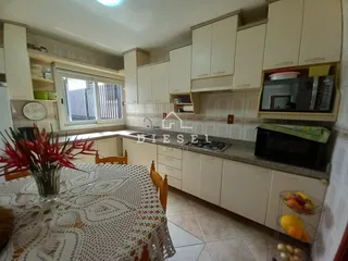 Vista da cozinha e sala de jantar de um imóvel em Lajeado.