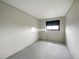 Foto de um cômodo vazio com paredes brancas e piso de concreto.