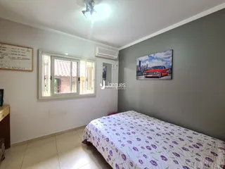 Quarto com cama e janela em um imóvel.