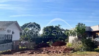 Vista externa de uma propriedade com vegetação no terreno.