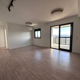 Vista interna de um ambiente com piso de madeira clara.