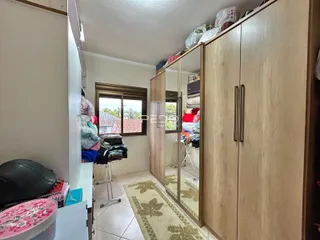 Quarto com armários e espelho em um imóvel no Brasil.