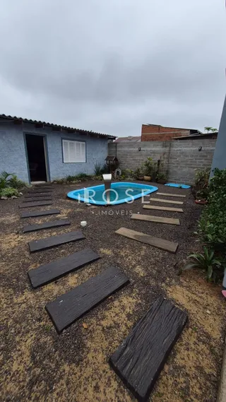 Foto de uma área externa com piscina e degraus de madeira.