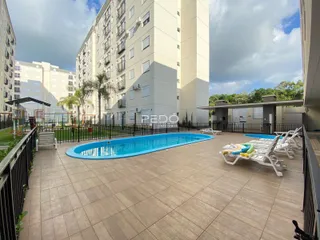 Vista da piscina e área externa de um condomínio residencial em Lajeado.