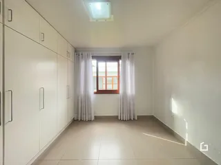 Ambiente interno de uma sala com armários embutidos e janela.