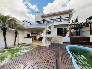 Fachada de casa em Lajeado com área de lazer e piscina ao ar livre.