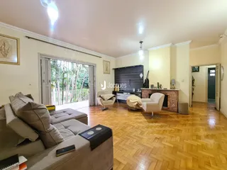 Sala de estar com piso de madeira e porta de vidro abrindo para o exterior.