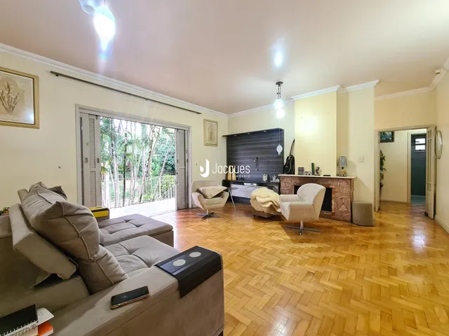 Sala de estar com piso de madeira e porta de vidro abrindo para o exterior.