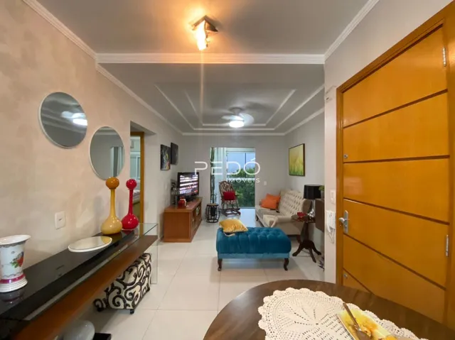 Sala de estar com paredes claras e decoração moderna em um imóvel no Brasil.