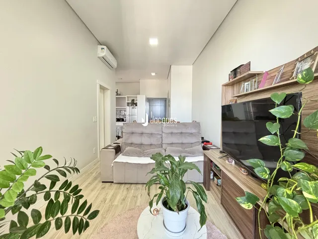 Sala de estar com sofá e decoração em um apartamento no Brasil.