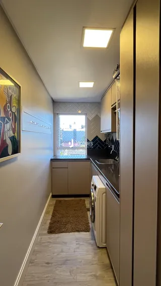 Hall de entrada com piso claro e armário embutido na parede.