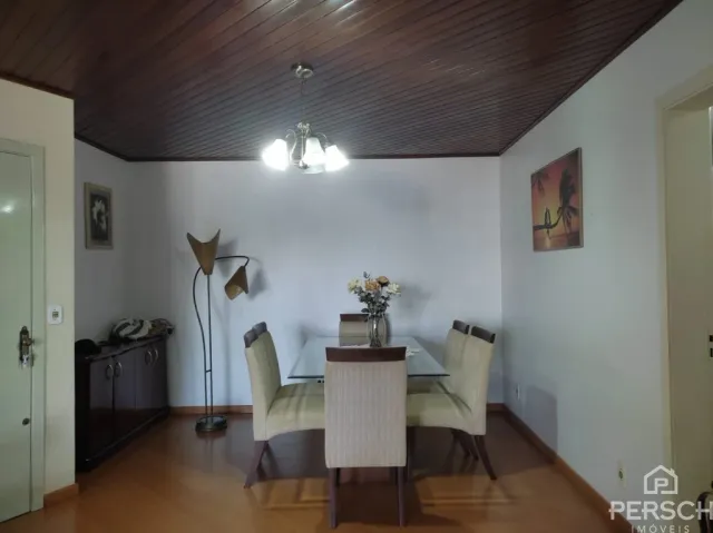 Foto de um ambiente de jantar com mesa e cadeiras em um imóvel.