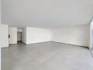 Foto de uma sala ampla e vazia em um imóvel.