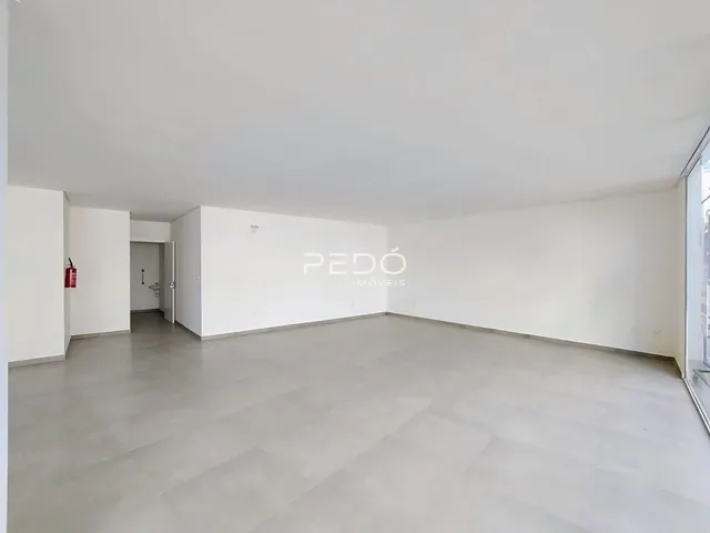 Foto de uma sala ampla e vazia em um imóvel.