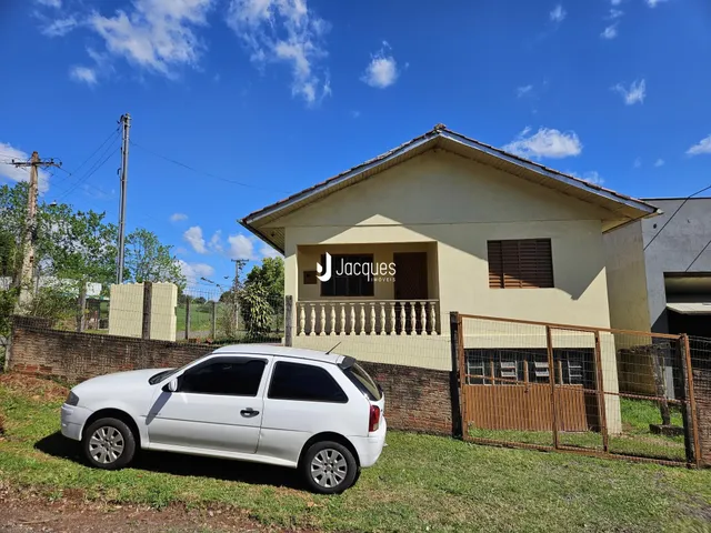 Fachada de uma casa em Lajeado, Brasil, com cerca e carro na frente.