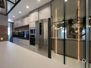 Vista da cozinha moderna com armários e eletrodomésticos em Lajeado.