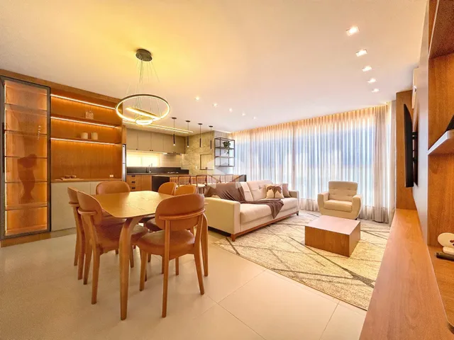 Sala de estar com decoração moderna e piso claro em um apartamento no Brasil.