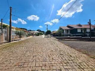 Vista da rua pavimentada em Lajeado, Brasil.