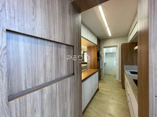 Vista interna de um corredor com revestimento de madeira.