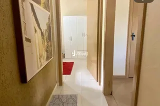 Vista de um corredor interno de uma residência.