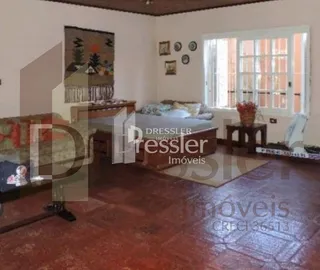 Sala de estar com sofá e cama em ambiente interno.