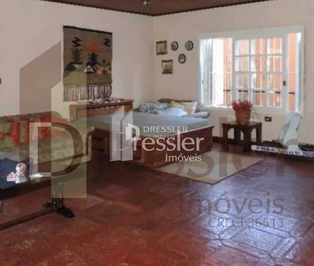 Sala de estar com sofá e cama em ambiente interno.