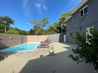 Foto da área externa com piscina e quintal de uma residência em Lajeado.