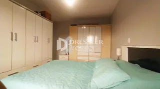 Quarto com cama e armários de madeira.