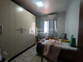 Quarto com armários embutidos e ar-condicionado instalado.